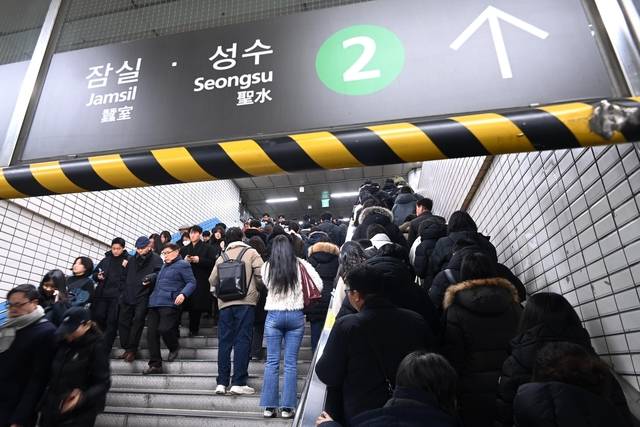 13일 지하철 2, 4호선 사당역에서 출근길 시민들이 열차를 기다리고 있다. 서울교통공사 관계자가 강남역 방면 승객 폭주 이유로 인파를 통제하고 있다. 문호남 기자
