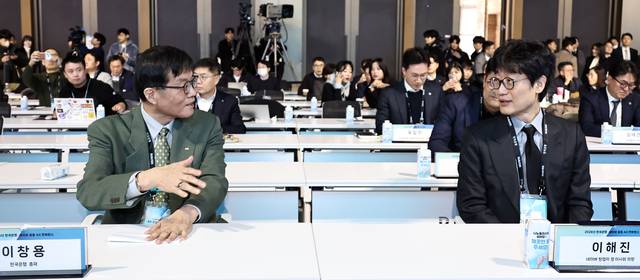 이창용 한국은행 총재(왼쪽)와 이해진 네이버 창업자 겸 이사회 의장이 21일 서울 중구 한국은행 콘퍼런스홀에서 열린 2026 한국은행ㆍ네이버 공동 AX 콘퍼런스에서 대화하고 있다.  연합뉴스