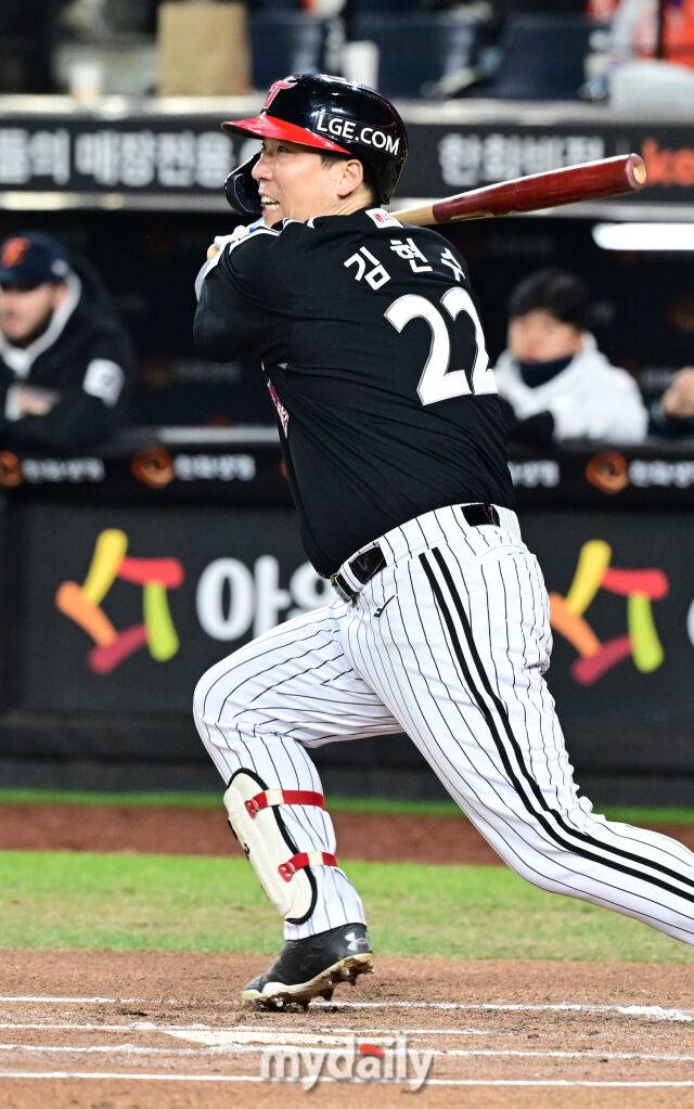 31일 오후 대전 한화생명 볼파크에서 진행된 '2025 신한 SOL Bank KBO 한국시리즈 5차전' LG트윈스-한화 이글스와의 경기. LG 김현수가 6회초 1사 2루에서 적시타를 때리고 있다./마이데일리