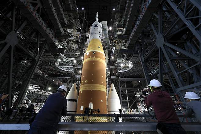 지난 16일(현지시간) 미국 플로리다주 케이프 커내버럴에 위치한 미 항공우주국(NASA) 케네디 우주센터에 배치된 아르테미스 2호의 모습. [게티이미지]