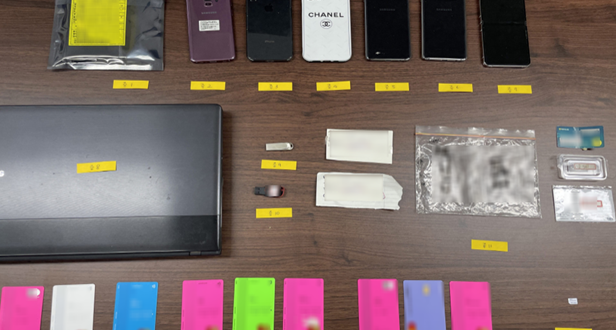 범죄단체가 사용한 대포계좌(체크카드, OTP)와 업무에 사용한 대포폰 [서울동부지검 제공]