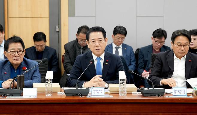 김영록 전라남도지사가 21일 서울 국회의원회관에서 열린 광주·전남 행정통합 특별법 검토 제2차 조찬 간담회에서 지역 국회의원들과 특별법에 대해 논의하고 있다.