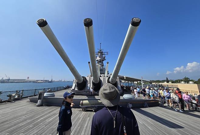 진주만에는 일본에게서 항복 서명을 받고, 한국을 지킨 미주리함이 지키고 있다.