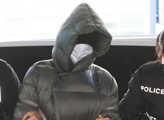 마약 혐의로 수사선상에 오른 상태에서 해외로 도피했다가 체포된 남양유업 창업주 외손녀 황하나 씨가 지난해 12월26일 경기도 안양시 수원지방법원 안양지원에서 열린 구속 전 피의자 심문(영장실질심사)에 출석하고 있다. [연합뉴스]