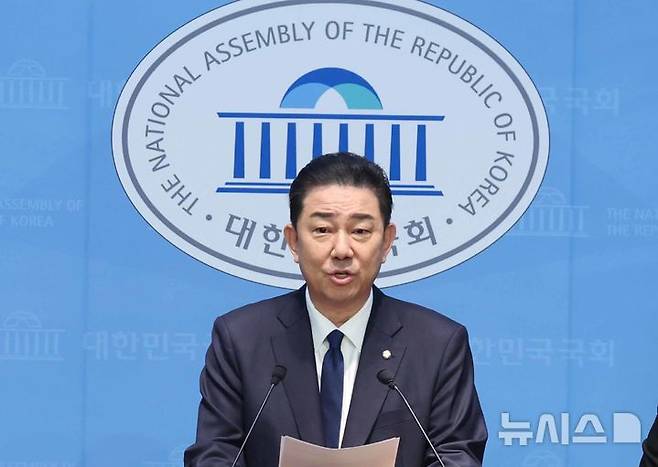 [서울=뉴시스] 조성봉 기자 = 김병기 전 더불어민주당 원내대표가 19일 오전 서울 여의도 국회 소통관에서 ‘공천헌금’의혹 관련 입장 발표를 하고 있다. 김 전 원내대표는 “징계에 대해 재심을 신청하지 않고 떠나겠다”고 빍혔다. 2026.01.19. suncho21@newsis.com