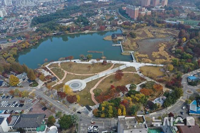 [전주=뉴시스]윤난슬 기자 = 전북 전주시가 도심 속 대표 호수공원인 덕진공원의 1단계 기반 정비를 마무리하고, 공원 이용 환경을 넓히기 위한 중·장기 확장 계획을 본격 추진한다. (사진=전주시 제공) photo@newsis.com