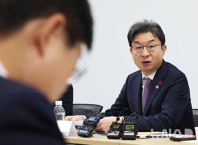 [수원=뉴시스] 김종택 기자 = 이억원 금융위원회 위원장이 8일 오전 경기 수원시 팔달구 수원서민금융통합지원센터에서 열린 포용적 금융 대전환 제1차 회의에서 발언하고 있다. (공동취재) 2026.01.08. photo@newsis.com