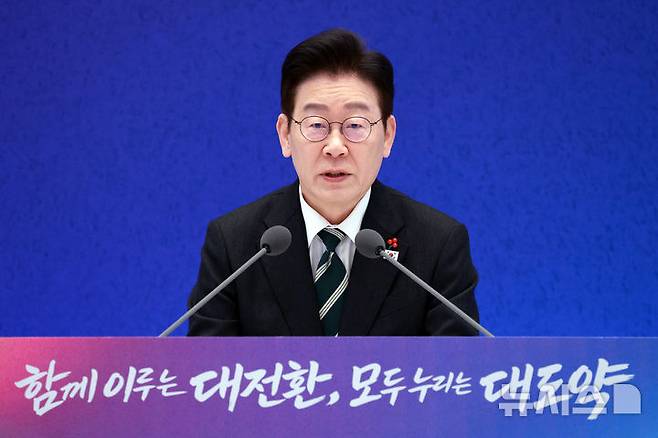 [서울=뉴시스] 고범준 기자 = 이재명 대통령이 21일 청와대 영빈관에서 열린 2026년 신년 기자회견에서 발언하고 있다. 2026.01.21. bjko@newsis.com