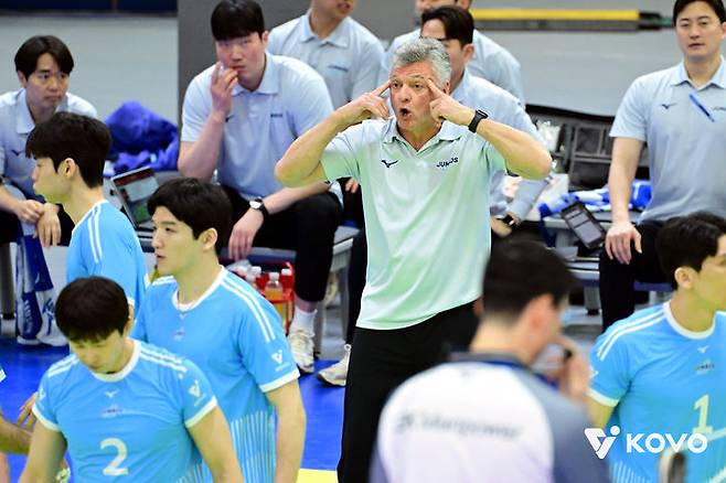 [서울=뉴시스] 남자 프로배구 대한항공의 헤난 달 조토 감독이 20일 수원체육관에서 열린 진에어 2025~2026 V-리그 한국전력과의 경기에서 선수들에게 집중을 요구하고 있다. (사진=KOVO 제공) 2026.01.20. *재판매 및 DB 금지