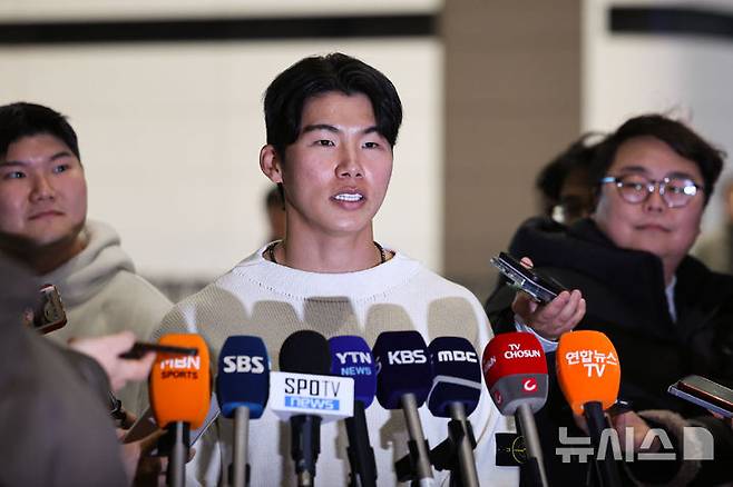 [인천공항=뉴시스] 권창회 기자 = 미국프로야구 메이저리그(MLB) LA다저스 김혜성이 21일 인천국제공항 제2여객터미널에서 출국하며 인터뷰하고 있다. 2026.01.21. kch0523@newsis.com