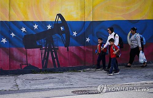 베네수엘라 국기와 석유 펌프를 겹쳐서 그린 벽화 [카라카스 로이터=연합뉴스 제공]