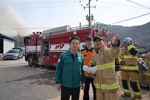 이철우 경북도지사, 산불 현장 지휘 [경북도 제공. 재판매 및 DB 금지]