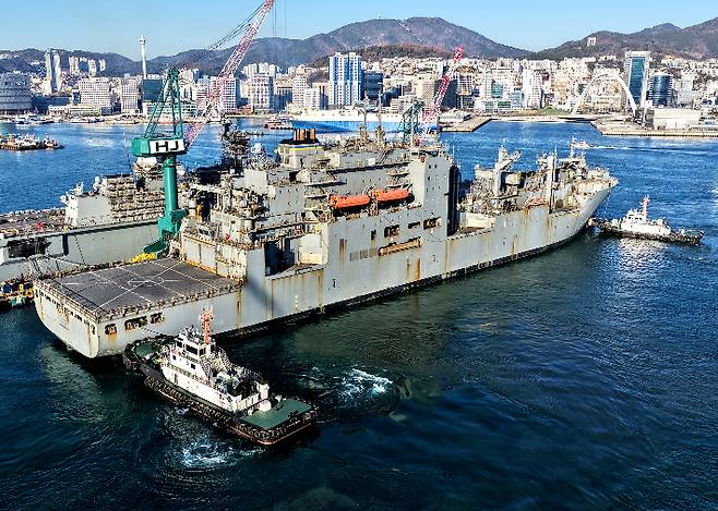 12일 정비를 받기 위해 HJ중공업 영도조선소에 입항한 미 해군 군수지원함 아멜리아 에어하트호. HJ 중공업 제공
