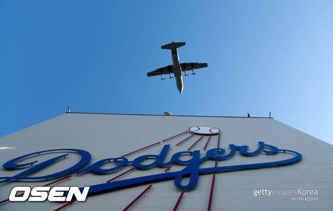 [사진] 다저스 소식을 전하는 ‘다저스네이션’은 19일(이하 한국시간) “브루클린 다저스는 지난 1957년 1월 5일 77만 5000달러에 컨베어 440 메트로폴리탄 여객기를 구입하면서 프로 스포츠팀 최초로 비행기를 구매해 역사에 이름을 남겼다”고 다저스 역사를 살폈다.ⓒGettyimages(무단전재 및 재배포 금지)