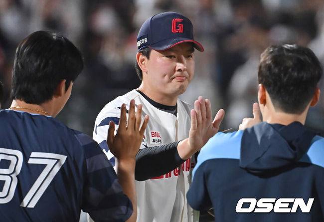 [OSEN=부산, 이석우 기자] 18일 부산 사직야구장에서 2025 신한 SOL 뱅크 KBO 리그 롯데 자이언츠와 한화 이글스의 경기가 열렸다. 홈팀 롯데는 홍민기가, 방문팀 한화는 엄상백이 선발 출전했다.롯데 자이언츠 김원중이 한화 이글스에 6-3으로 승리, 팀 최초 150 세이브를 달성하고 하이파이브를 하고 있다. 2025.06.18 / foto0307@osen.co.kr