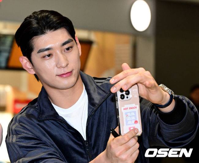 [OSEN=인천공항, 최규한 기자] 미국 메이저리그 샌프란시스코 자이언츠 이정후가 2026 시즌을 위해 21일 오후 인천공항을 통해 미국으로 출국했다.이정후는 LA에서 개인 훈련을 진행한 뒤 팀 스프링캠프가 열리는 애리조나주 스코츠데일로 이동할 계획이다.이정후가 출국하며 팬들과의 만남을 갖고 있다. 2026.01.21 / dreamer@osen.co.kr