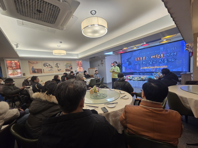 ▲대림동 걷기 참여자들이 식사 전 박동찬 경계인의몫소리연구소 소장과 대화를 나누고 있다. ⓒ프레시안(박상혁)