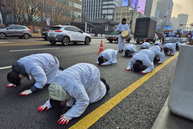 ▲공공운수노조 서울지역지부 청와대분회가 지난해 12월 29일 서울 종로 광화문광장에서 '청와대 비정규직 노동자 고용보장 촉구 삼보일배' 기자회견을 열고 있다. ⓒ프레시안(최용락)