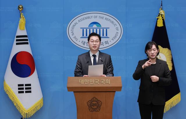 ▲더불어민주당 허위조작정보대응특별위원회 부위원장인 김동아 의원이 21일 국회 소통관에서 이재명 대통령 비방 목적 '안동댐 사건' 허위조작정보 유포자 고발 기자회견을 하고 있다. ⓒ 연합뉴스