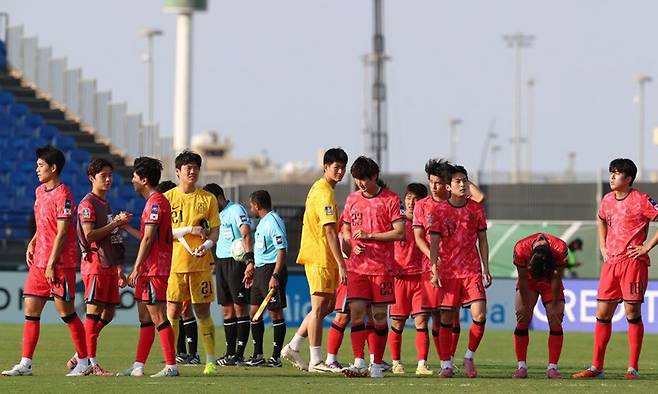 한국 23세 이하 축구대표팀 선수들이 지난 20일 사우디아라비아 제다의 킹 압둘라 스포츠 시티 홀 스타디움에서 열린 2026 아시아축구연맹(AFC) 23세 이하 아시안컵 4강전에서 일본에 0-1로 패한 뒤 아쉬워하고 있다. 대한축구협회 제공