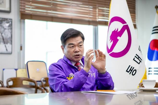 이필형 서울 동대문구청장이 지난 16일 구청 집무실에서 서울신문과 신년 인터뷰를 하고 있다. 이 구청장은 “주민 한 분의 말에서 정책을 끌어내는 것이 구청장의 역할”이라고 말했다. 동대문구 제공