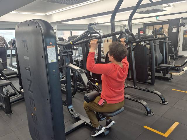 16일 서울 동작구 장애인 전용 헬스장에서 시각장애인 박옥자(65) 씨가 기구를 통해 등 운동 ‘랫 풀 다운’을 하고 있다. 정유나 기자