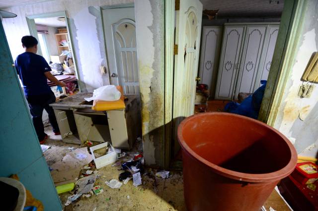 포천 빌라 고무통 변사 사건을 조사중인 경찰 관계자들이 경기도 포천군 신북면 피의자 이모 씨 집에서 현장검증을 준비하고 있다. 2014.8.7. 뉴스1