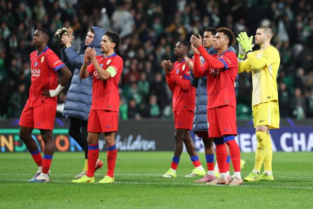 스포르팅 CP와의 유럽축구연맹 챔피언스리그 경기에서 패한 후 관중들에게 인사하는 PSG 선수들. EPA연합뉴스