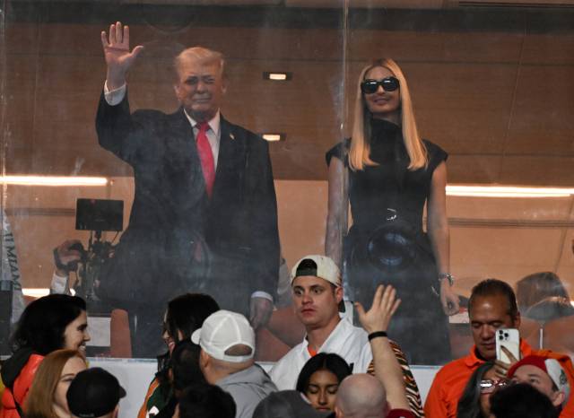 그린란드 불질러놓고…가족들과 미식축구 관람하는 트럼프=도널드 트럼프 미 대통령과 그의 딸 이방카가 19일(현지 시간) 플로리다주 마이애미에서 열린 대학미식축구 결승전에서 관중들에 인사하고 있다. UPI연합뉴스