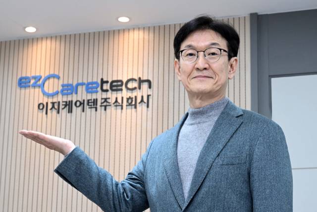 홍우선 이지케어텍 대표가 21일 서울 중구 이지케어텍 본사에서 서울경제신문과 인터뷰에 앞서 회사를 소개하고 있다. 조태형 기자