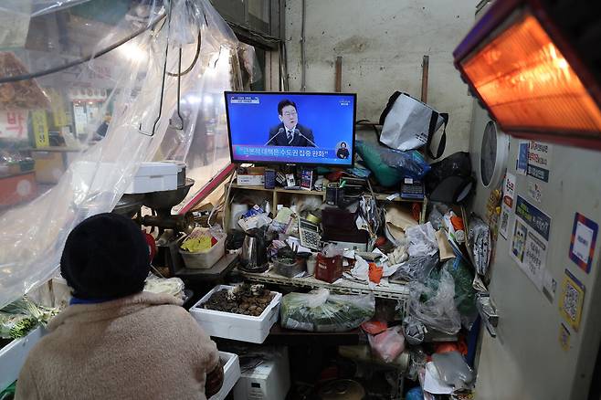 21일 서울 인왕시장 내 TV에 이재명 대통령 신년 기자회견 방송이 나오고 있다. ⓒ 연합뉴스