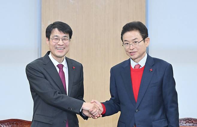 김정기 대구시장 권한대행(왼쪽)과 이철우 경북도지사가 20일 대구·경북 행정통합에 합의하고 악수를 하고 있다. ⓒ대구시 제공