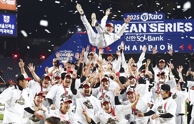 2020년대 첫 연속 우승에 도전하는 LG가 25일부터 미국 애리조나에서 스프링캠프를 실시한다. 염경엽 감독이 이끄는 1차 캠프 본진은 22일과 23일 인천국제공항을 통해 출국한다. 사진제공｜LG 트윈스