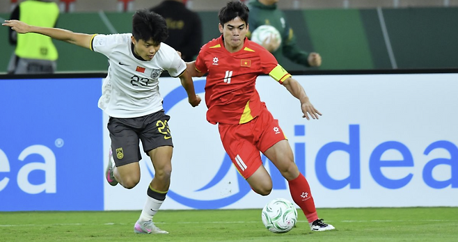 4강에서 막 내린 ‘김상식 매직’…베트남, 후반에만 3골 내주며 중국에 0-3 완패, 3·4위전서 한국과 ‘얄궂은’ 맞대결
