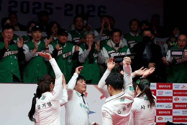 하나카드 선수들이 20일 오후 경기도 고양시 킨텍스 PBA 스타디움에서 열린 SK렌터카와의 웰컴저축은행 PBA 팀리그 2025~2026 포스트시즌 파이널 4차전에서 승리한 뒤 기뻐하고 있다.  PBA 제공