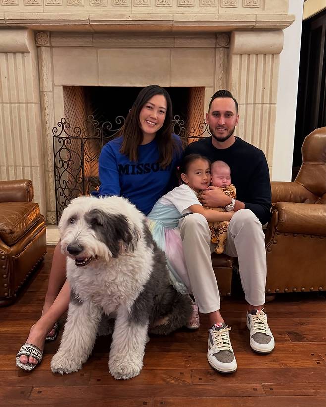 반려견과 함께 있는 미셸 위 가족의 모습. SNS 캡처