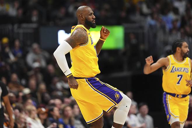 르브론 제임스가 21일 미국 콜로라도주 덴버의 볼 아레나에서 열린 덴버 너기츠와 2025~2026 미국프로농구 정규리그 원정 경기에서 3점슛을 성공한 뒤 세리머니를 하고 있다.   덴버 | AP연합뉴스