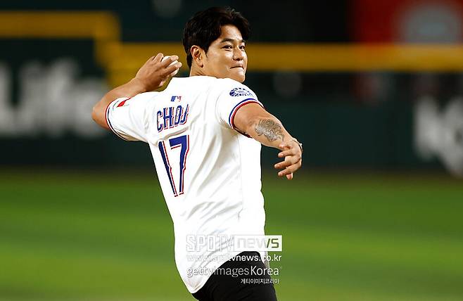 ▲ 2022년 클리블랜드 가디언스와 경기에서 시구에 나선 추신수