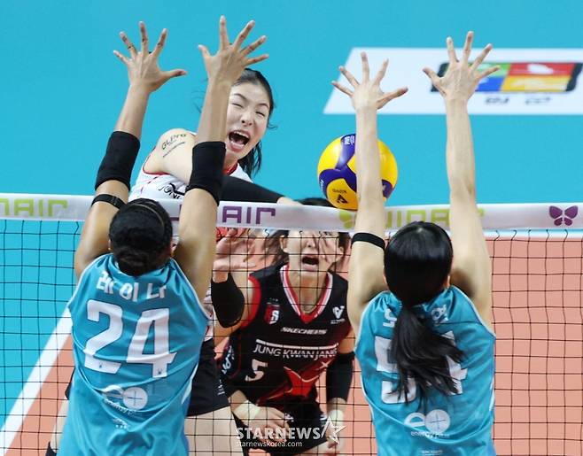 [B하인드★] 인쿠시의 눈물 '아, 김연경 감독님! 발바닥보다 마음이 더 아파요'