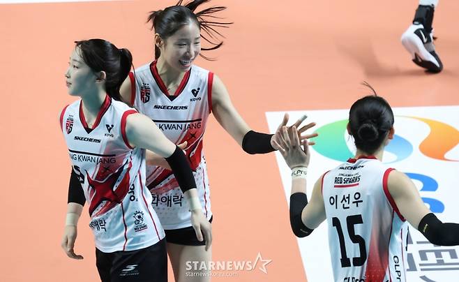 [B하인드★] 인쿠시의 눈물 '아, 김연경 감독님! 발바닥보다 마음이 더 아파요'