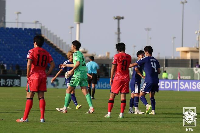 20일 2026 AFC U-23 아시안컵 4강전 종료 후 희비가 엇갈린 한국 U-23 대표팀과 일본 U-21 대표팀 선수들. /사진=대한축구협회 제공