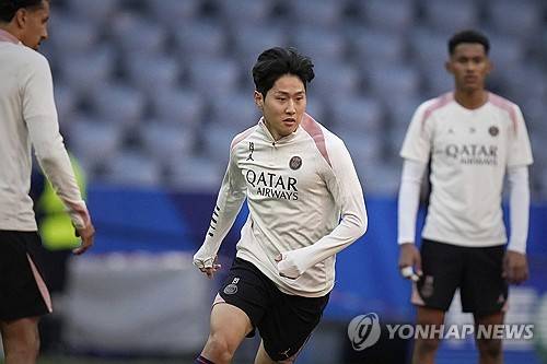 스페인 라리가 명문 아틀레티코 마드리드는 대한민국 축구 스타 이강인(PSG)을 최우선 영입 대상으로 삼고 있고, 이강인의 이적료는 최대 5000만 유로(약 1033억원)에 이를 것으로 예상되고 있다. 아틀레티코는 이강인을 영입해 전력을 강화하고 한국 시장 확대를 목표로 하고 있지만 PSG를 이끄는 루이스 엔리케 감독은 이강인의 이적을 반대하고 있다. 아울러 이강인도 지난해 여름과 달리 현재 PSG를 떠날 의향이 없는 것으로 알려졌다. 연합뉴스