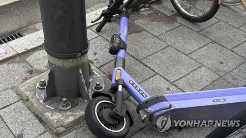 보행로에 널브러진 전동킥보드 (서울=연합뉴스) 이진주 인턴기자 = 지난 16일 서울 마포구에서 보행로에 전동킥보드가 널브러져 있다. 2026.1.21
