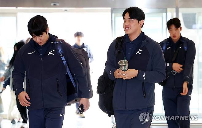 출국하는 원태인과 문동주 (서울=연합뉴스) 이동해 기자 = 야구대표팀 원태인과 문동주가 12일 서울 강서구 김포국제공항을 통해 일본 도쿄로 출국하고 있다.
    야구대표팀은 오는 15일과 16일 일본 도쿄돔에서 일본 대표팀과 평가전을 치를 예정이다. 2025.11.12 eastsea@yna.co.kr