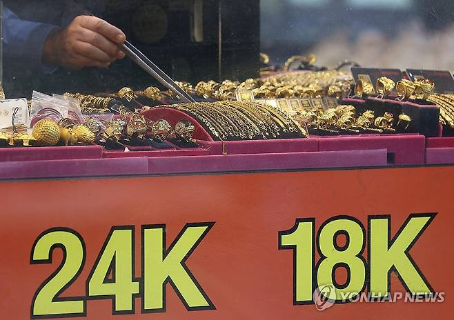 서울 시내 한 금은방에 진열된 금 제품 [연합뉴스 자료사진]