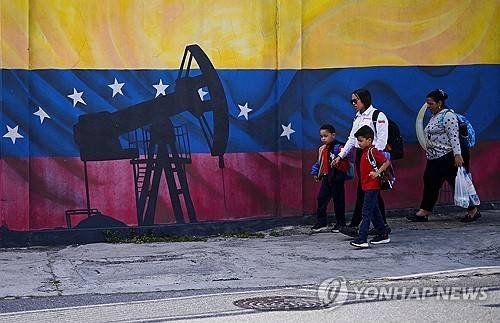 베네수엘라 국기와 석유 펌프를 겹쳐서 그린 벽화 [카라카스 로이터=연합뉴스. 재판매 및 DB 금지]