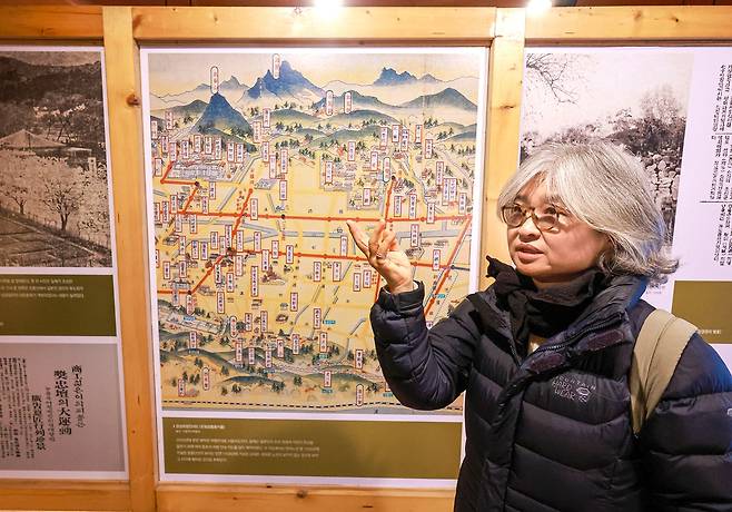 공원의 역사를 설명하는 김영해 해설사 [사진/정동헌 기자]