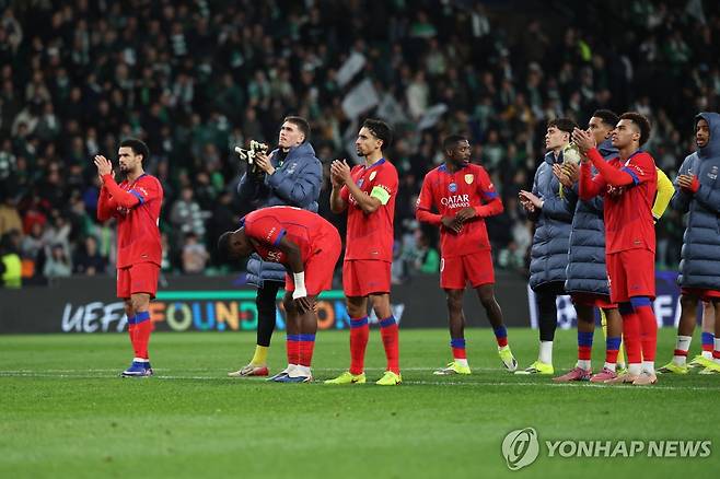 스포르팅에 패한 뒤 응원단에게 인사하는 PSG 선수들. [EPA=연합뉴스]