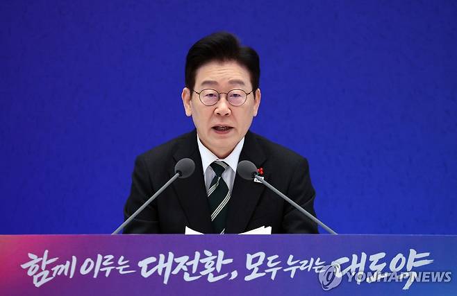 이재명 대통령, 신년기자회견 발언 (서울=연합뉴스) 김도훈 기자 = 이재명 대통령이 21일 청와대 영빈관에서 열린 신년기자회견에서 발언하고 있다. 2026.1.21 superdoo82@yna.co.kr