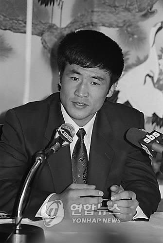 095947-북한 귀순 유도선수 이창수 (서울=연합뉴스) 한문수 기자 = 제3국을 통해 귀순한 북한 유도선수 이창수씨 기자회견 1991.11.21 
<저작권자 ⓒ 2009 연 합 뉴 스. 무단전재-재배포 금지.>